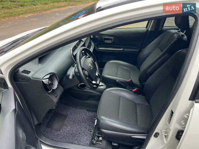 Белый Тойота Aqua, объемом двигателя 1.5 л и пробегом 61 тыс. км за 13200 $, фото 14 на Automoto.ua