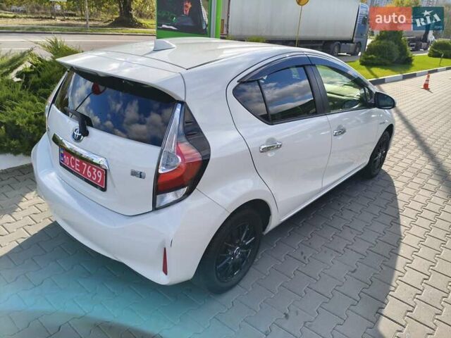 Белый Тойота Aqua, объемом двигателя 1.5 л и пробегом 73 тыс. км за 12900 $, фото 3 на Automoto.ua