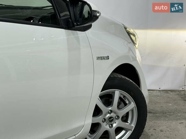 Білий Тойота Aqua, об'ємом двигуна 1.5 л та пробігом 87 тис. км за 13200 $, фото 14 на Automoto.ua