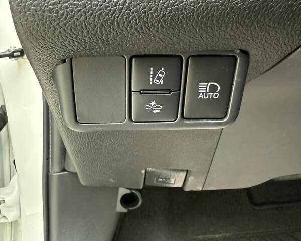 Білий Тойота Aqua, об'ємом двигуна 1.5 л та пробігом 86 тис. км за 12800 $, фото 46 на Automoto.ua