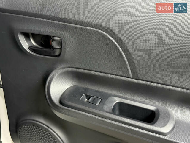 Білий Тойота Aqua, об'ємом двигуна 1.5 л та пробігом 87 тис. км за 13200 $, фото 45 на Automoto.ua