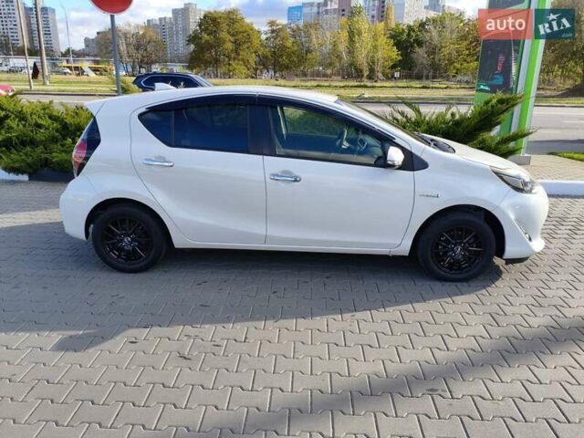 Белый Тойота Aqua, объемом двигателя 1.5 л и пробегом 73 тыс. км за 12900 $, фото 2 на Automoto.ua