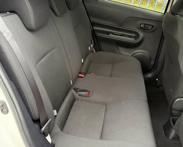 Білий Тойота Aqua, об'ємом двигуна 1.5 л та пробігом 86 тис. км за 12800 $, фото 57 на Automoto.ua