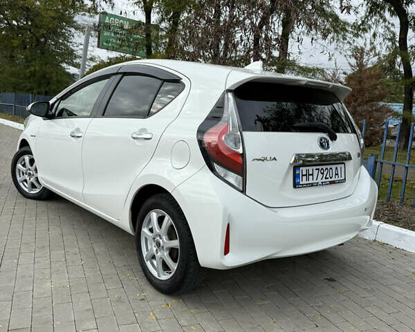 Білий Тойота Aqua, об'ємом двигуна 1.5 л та пробігом 86 тис. км за 12800 $, фото 3 на Automoto.ua