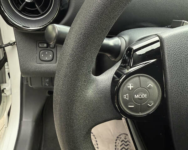 Білий Тойота Aqua, об'ємом двигуна 1.5 л та пробігом 86 тис. км за 12800 $, фото 42 на Automoto.ua