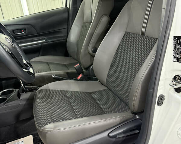 Белый Тойота Aqua, объемом двигателя 1.5 л и пробегом 77 тыс. км за 13700 $, фото 59 на Automoto.ua