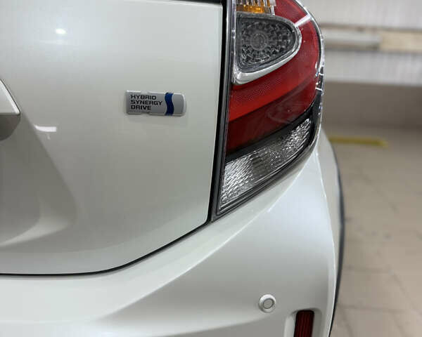 Белый Тойота Aqua, объемом двигателя 1.5 л и пробегом 77 тыс. км за 13700 $, фото 13 на Automoto.ua