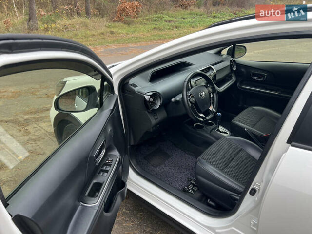 Белый Тойота Aqua, объемом двигателя 1.5 л и пробегом 61 тыс. км за 13200 $, фото 13 на Automoto.ua
