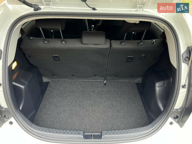 Білий Тойота Aqua, об'ємом двигуна 1.5 л та пробігом 61 тис. км за 13200 $, фото 23 на Automoto.ua