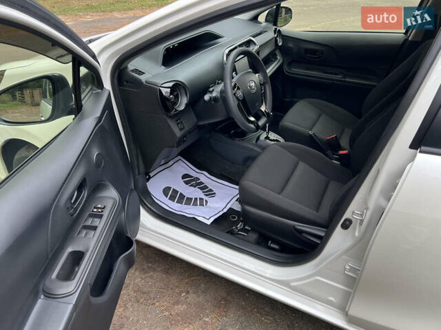 Білий Тойота Aqua, об'ємом двигуна 1.5 л та пробігом 61 тис. км за 13200 $, фото 14 на Automoto.ua