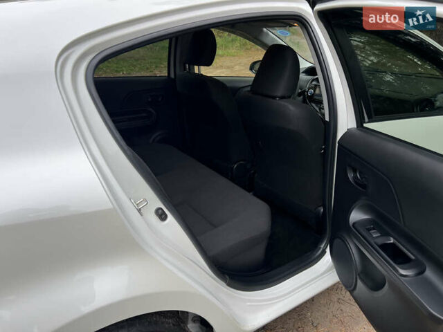 Білий Тойота Aqua, об'ємом двигуна 1.5 л та пробігом 61 тис. км за 13200 $, фото 19 на Automoto.ua