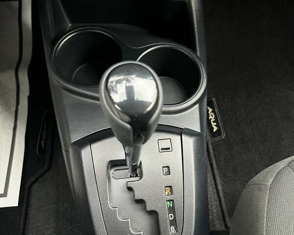 Білий Тойота Aqua, об'ємом двигуна 1.5 л та пробігом 61 тис. км за 13200 $, фото 21 на Automoto.ua