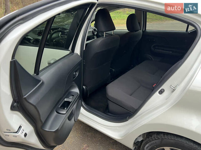 Білий Тойота Aqua, об'ємом двигуна 1.5 л та пробігом 61 тис. км за 13200 $, фото 16 на Automoto.ua