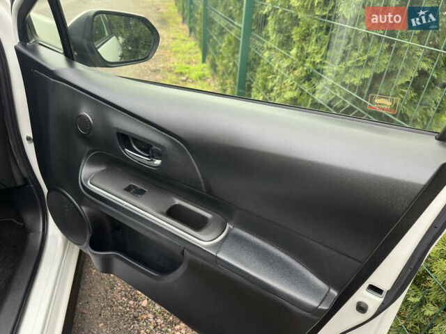 Белый Тойота Aqua, объемом двигателя 1.5 л и пробегом 79 тыс. км за 15950 $, фото 49 на Automoto.ua