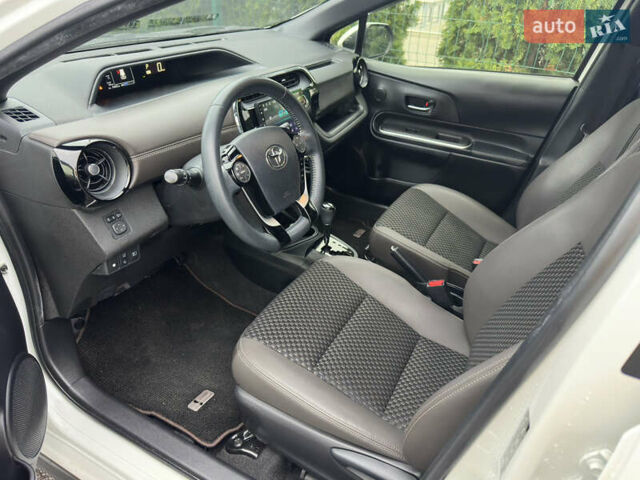 Белый Тойота Aqua, объемом двигателя 1.5 л и пробегом 79 тыс. км за 15950 $, фото 61 на Automoto.ua