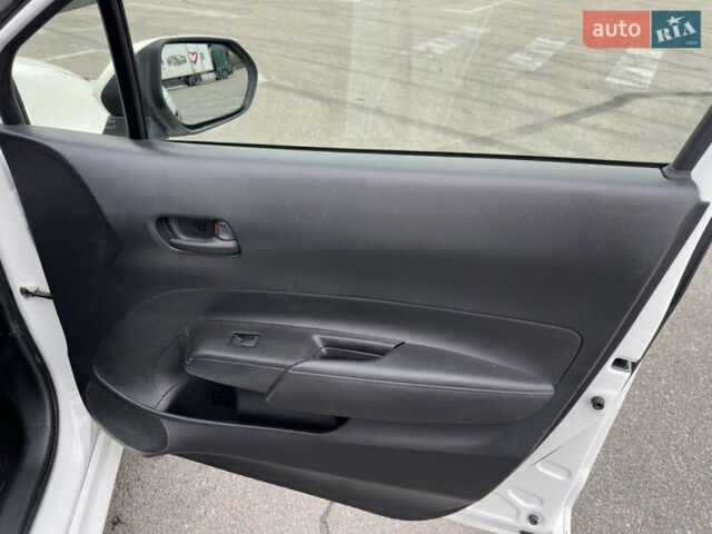 Білий Тойота Aqua, об'ємом двигуна 1.5 л та пробігом 58 тис. км за 17900 $, фото 26 на Automoto.ua