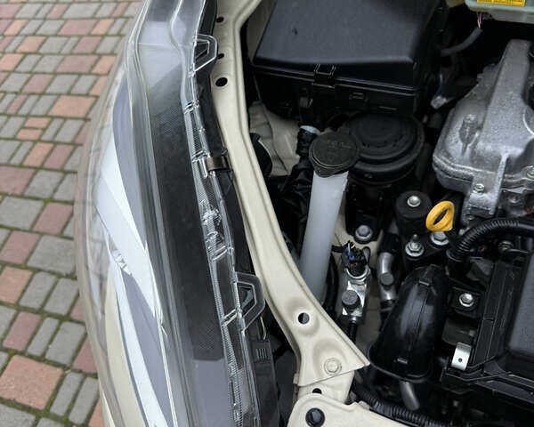 Бежевый Тойота Aqua, объемом двигателя 1.5 л и пробегом 90 тыс. км за 13700 $, фото 68 на Automoto.ua