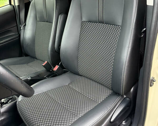 Бежевый Тойота Aqua, объемом двигателя 1.5 л и пробегом 90 тыс. км за 13700 $, фото 45 на Automoto.ua