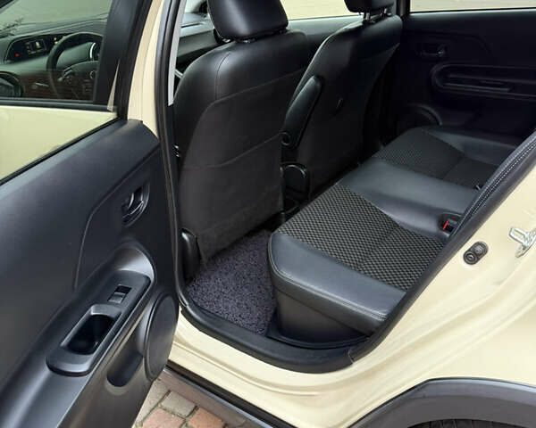 Бежевый Тойота Aqua, объемом двигателя 1.5 л и пробегом 90 тыс. км за 13700 $, фото 55 на Automoto.ua