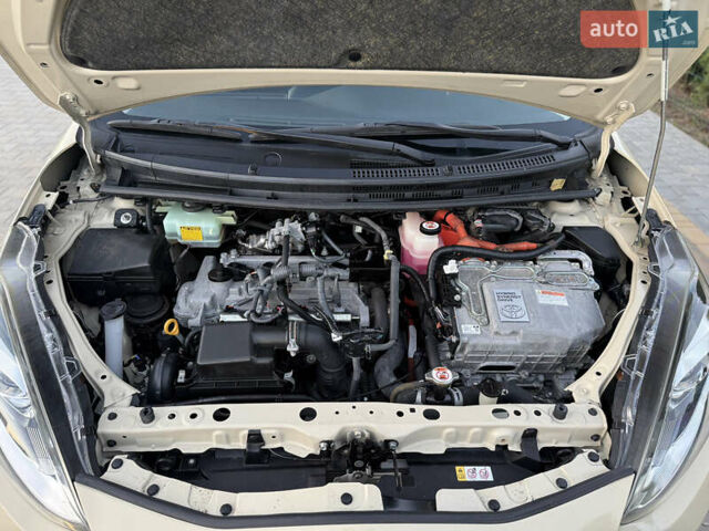Бежевий Тойота Aqua, об'ємом двигуна 1.5 л та пробігом 79 тис. км за 13900 $, фото 104 на Automoto.ua