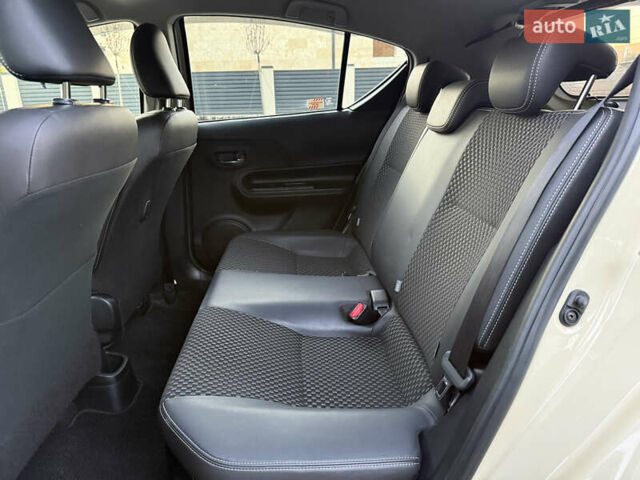 Бежевий Тойота Aqua, об'ємом двигуна 1.5 л та пробігом 79 тис. км за 13900 $, фото 96 на Automoto.ua