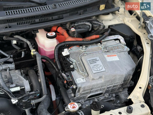 Бежевий Тойота Aqua, об'ємом двигуна 1.5 л та пробігом 79 тис. км за 13900 $, фото 106 на Automoto.ua