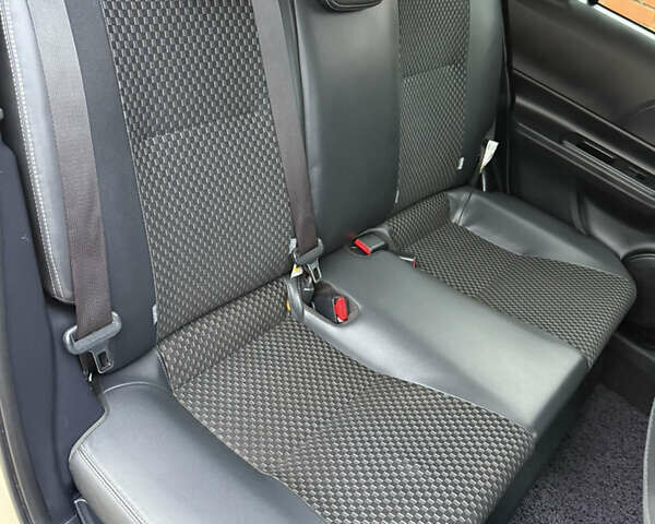 Бежевый Тойота Aqua, объемом двигателя 1.5 л и пробегом 90 тыс. км за 13700 $, фото 54 на Automoto.ua