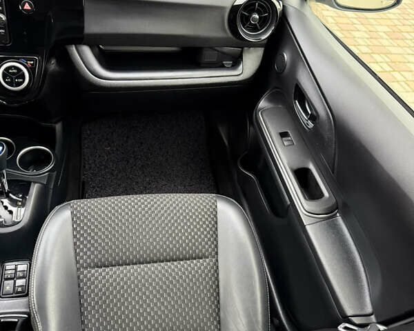 Бежевый Тойота Aqua, объемом двигателя 1.5 л и пробегом 90 тыс. км за 13700 $, фото 36 на Automoto.ua