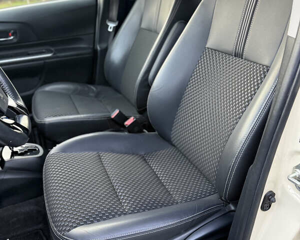 Бежевий Тойота Aqua, об'ємом двигуна 1.5 л та пробігом 79 тис. км за 13900 $, фото 74 на Automoto.ua