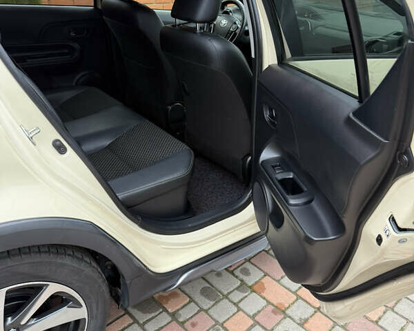 Бежевый Тойота Aqua, объемом двигателя 1.5 л и пробегом 90 тыс. км за 13700 $, фото 51 на Automoto.ua