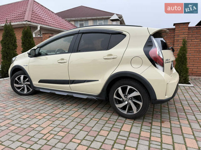 Бежевый Тойота Aqua, объемом двигателя 1.5 л и пробегом 90 тыс. км за 13700 $, фото 4 на Automoto.ua