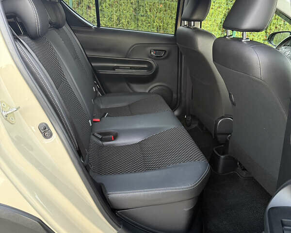 Бежевий Тойота Aqua, об'ємом двигуна 1.5 л та пробігом 79 тис. км за 13900 $, фото 93 на Automoto.ua