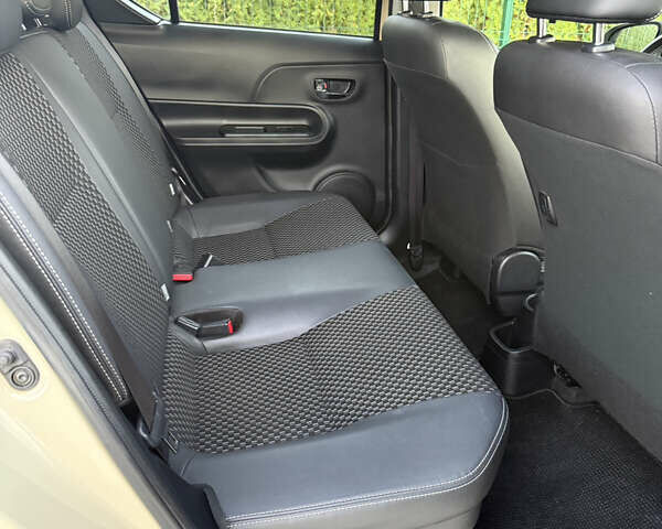 Бежевий Тойота Aqua, об'ємом двигуна 1.5 л та пробігом 79 тис. км за 13900 $, фото 109 на Automoto.ua