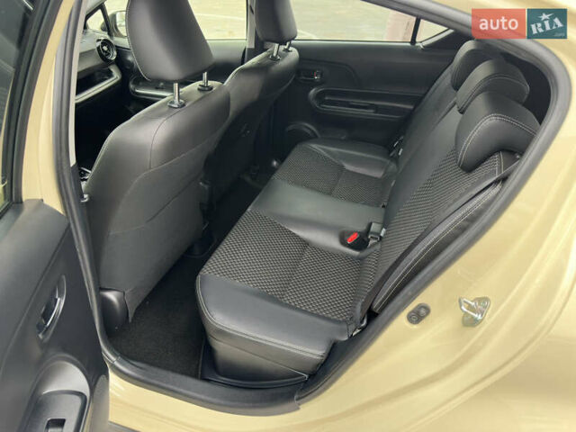 Бежевий Тойота Aqua, об'ємом двигуна 1.5 л та пробігом 72 тис. км за 14950 $, фото 35 на Automoto.ua