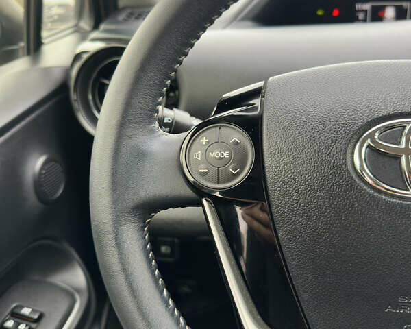 Бежевий Тойота Aqua, об'ємом двигуна 1.5 л та пробігом 72 тис. км за 14950 $, фото 45 на Automoto.ua