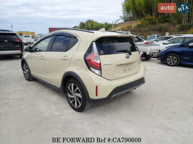 Бежевый Тойота Aqua, объемом двигателя 1.5 л и пробегом 73 тыс. км за 12900 $, фото 3 на Automoto.ua