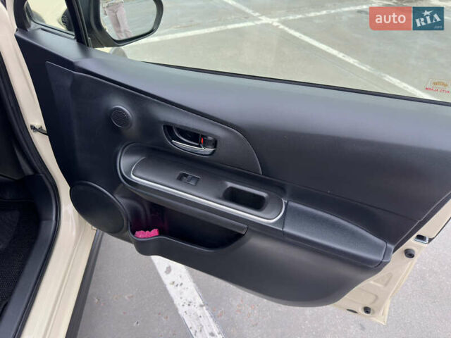 Бежевий Тойота Aqua, об'ємом двигуна 1.5 л та пробігом 72 тис. км за 14950 $, фото 32 на Automoto.ua