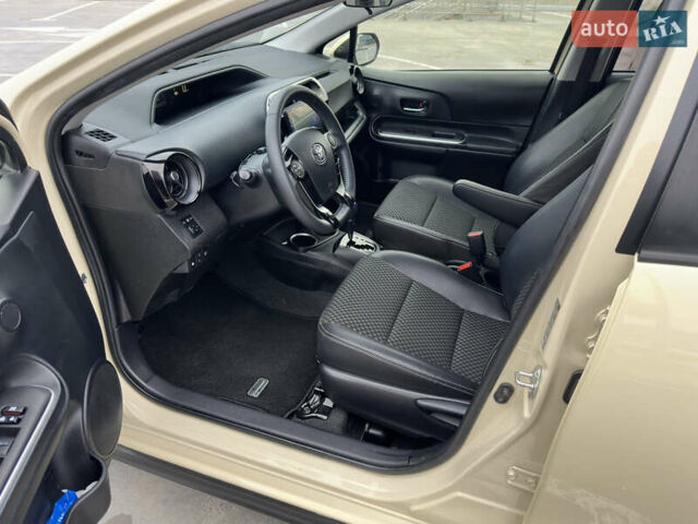 Бежевий Тойота Aqua, об'ємом двигуна 1.5 л та пробігом 72 тис. км за 14950 $, фото 54 на Automoto.ua