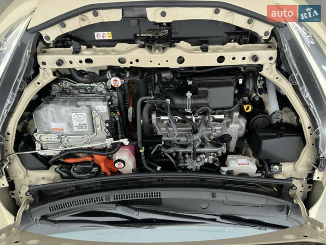 Бежевий Тойота Aqua, об'ємом двигуна 1.5 л та пробігом 72 тис. км за 14950 $, фото 55 на Automoto.ua