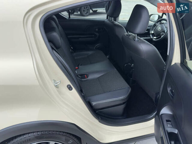 Бежевий Тойота Aqua, об'ємом двигуна 1.5 л та пробігом 72 тис. км за 14950 $, фото 33 на Automoto.ua
