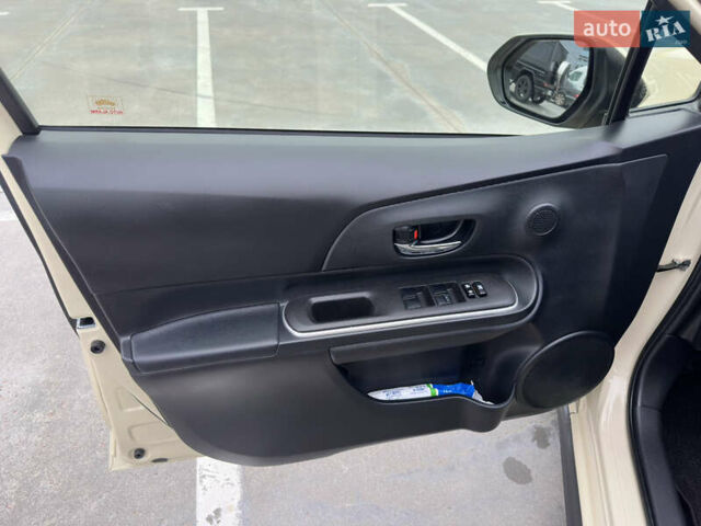 Бежевий Тойота Aqua, об'ємом двигуна 1.5 л та пробігом 72 тис. км за 14950 $, фото 47 на Automoto.ua