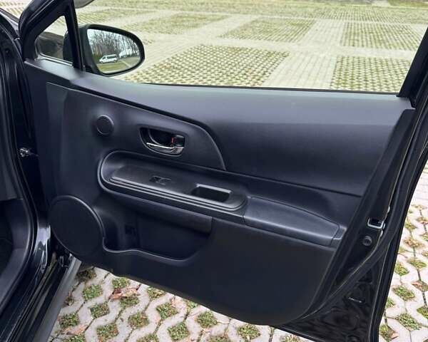 Черный Тойота Aqua, объемом двигателя 1.5 л и пробегом 67 тыс. км за 13900 $, фото 17 на Automoto.ua