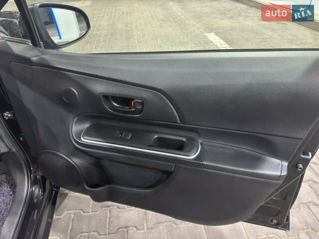 Черный Тойота Aqua, объемом двигателя 1.5 л и пробегом 135 тыс. км за 12800 $, фото 43 на Automoto.ua