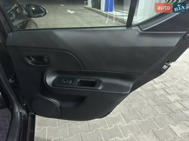 Черный Тойота Aqua, объемом двигателя 1.5 л и пробегом 135 тыс. км за 12800 $, фото 45 на Automoto.ua