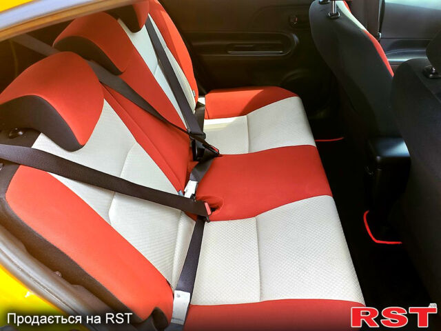 Желтый Тойота Aqua, объемом двигателя 1.5 л и пробегом 72 тыс. км за 10800 $, фото 13 на Automoto.ua