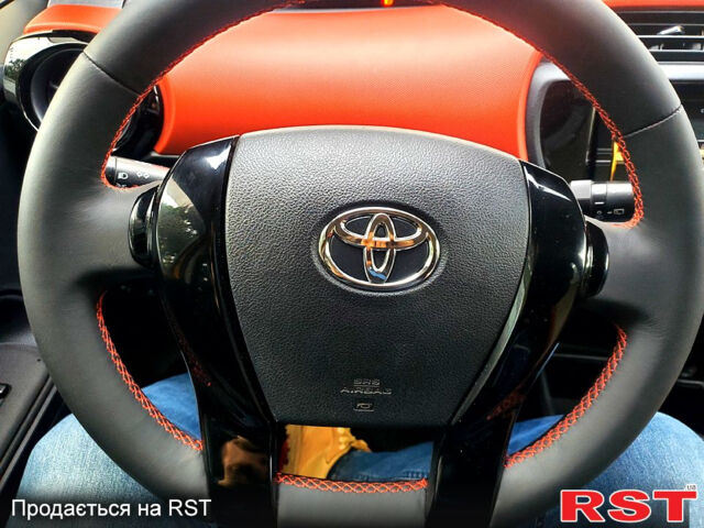 Желтый Тойота Aqua, объемом двигателя 1.5 л и пробегом 72 тыс. км за 10800 $, фото 7 на Automoto.ua