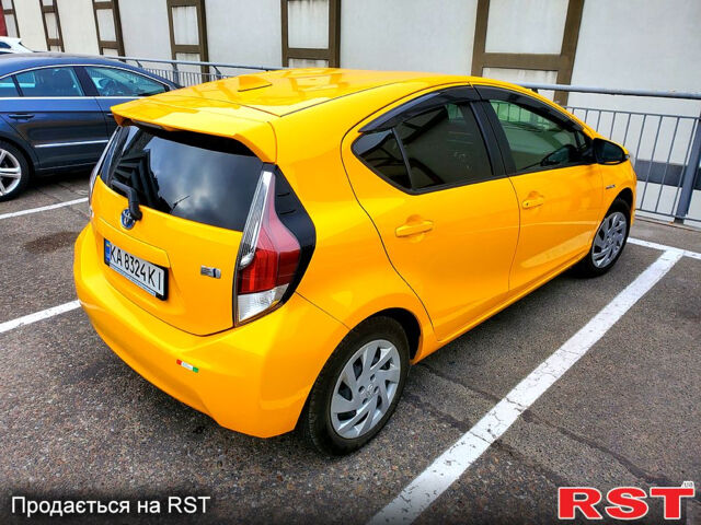 Желтый Тойота Aqua, объемом двигателя 1.5 л и пробегом 72 тыс. км за 10800 $, фото 2 на Automoto.ua