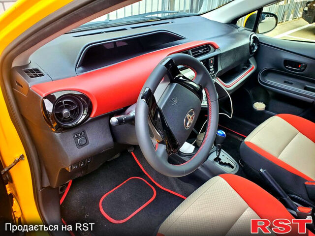 Желтый Тойота Aqua, объемом двигателя 1.5 л и пробегом 72 тыс. км за 10800 $, фото 11 на Automoto.ua