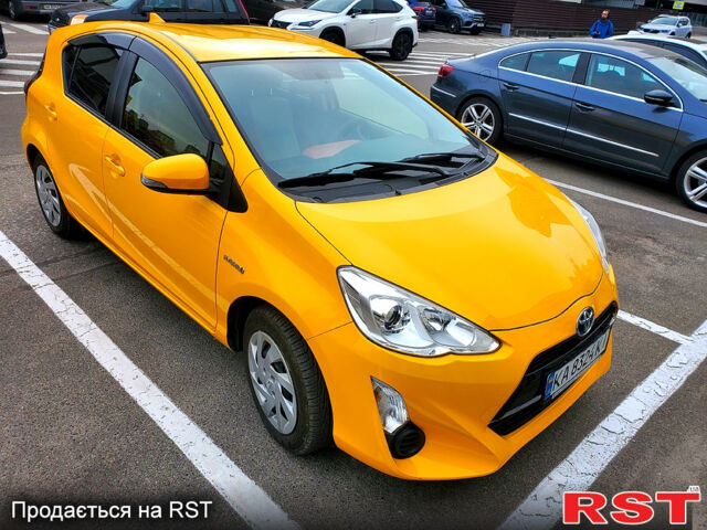 Желтый Тойота Aqua, объемом двигателя 1.5 л и пробегом 72 тыс. км за 10800 $, фото 1 на Automoto.ua