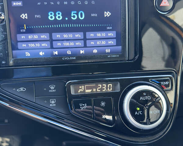 Желтый Тойота Aqua, объемом двигателя 1.5 л и пробегом 82 тыс. км за 13800 $, фото 10 на Automoto.ua